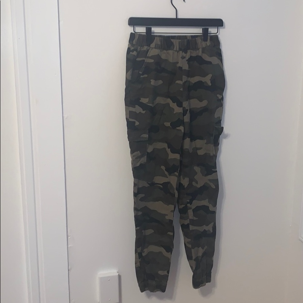 *MAKE AN OFFER* H&M Camo Joggers